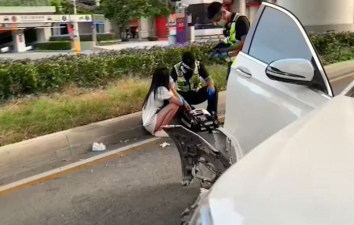 남자친구가 술 먹고 4억짜리 벤츠 박살 내자 옆자리에 앉아있다 울음 터진 여성