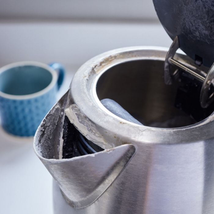 모텔 직원이 방에 있는 ‘전기포트’ 절대로 쓰지 말라고 말하는 충격적인 이유