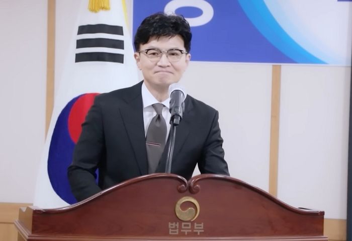 “이런 소문 떠돈다”...한동훈 장관 실소 터지게 만든 민주당 의원의 질문
