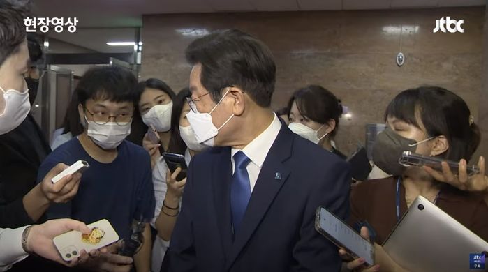 자꾸 미는 기자 눈에 ‘레이저’ 쏴 움찔하게 한 이재명...“너무 무섭다”vs“참참못 한 것” (영상)