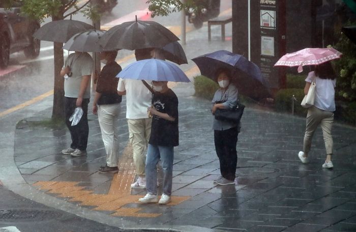 8월 마지막 날인 내일(31일), 전국에 ‘비’...아침 출근길 우산 꼭 챙기세요