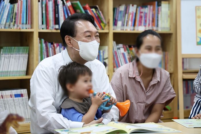 다문화 어린이의 “공부 잘하셨냐” 질문에 ‘서울대 법대 출신’ 尹 대통령이 공개한 반전 성적