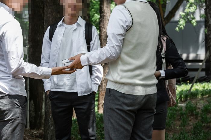 남학생에게 “성폭력 안돼” 훈육한 전북의 한 담임교사, 아이들 앞에서 울며 사과문 읽은 이유