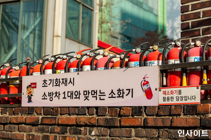 인천 상가 8층서 떨어진 ‘소화기’에 행인 2명 다쳤는데, 범인 잡고 보니...