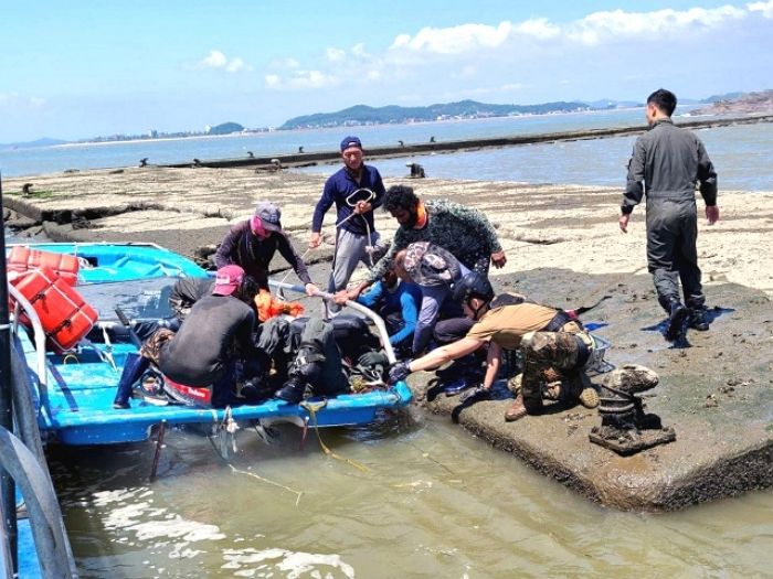작전 도중 추락한 공군 조종사, 스리랑카 근로자가 배 몰고 달려가 구했다