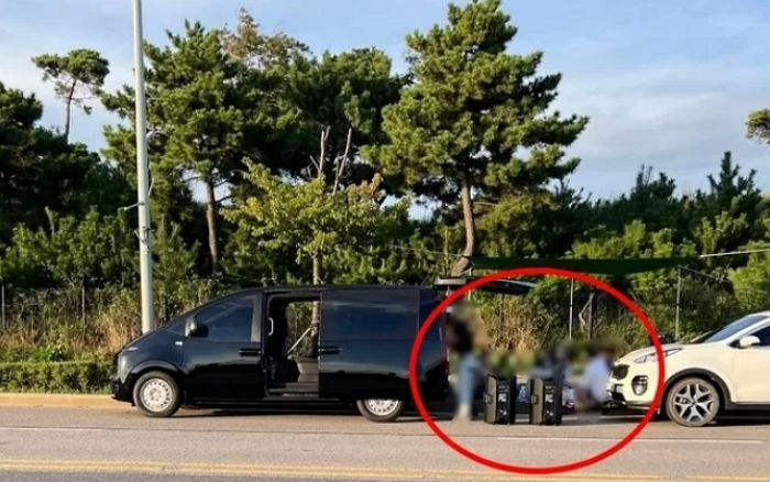 차 3대 나란히 세워 그늘막 치고 도로 점령한 캠핑족...결국 경찰 출동