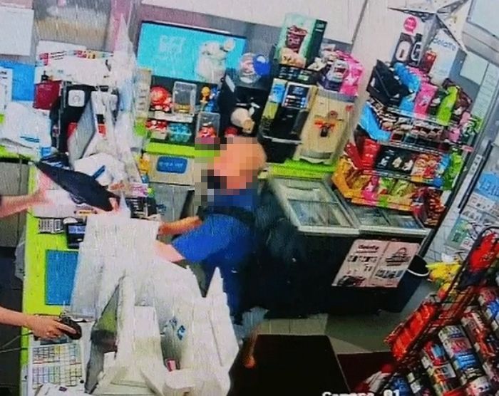 우산 끝으로 눈 찌르려 달려드는 ‘진상’ 대머리 아저씨...편돌이는 참지 않았다