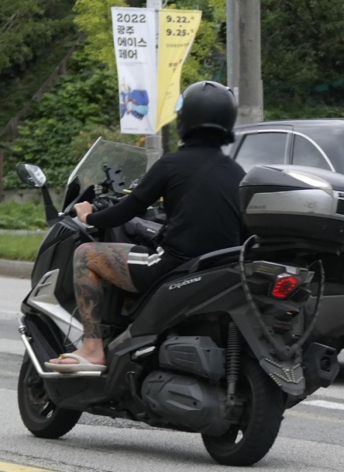 “오토바이 끝판왕 인정”...헬멧 빼고 다 틀렸다는 광주 ‘무번호 라이더’