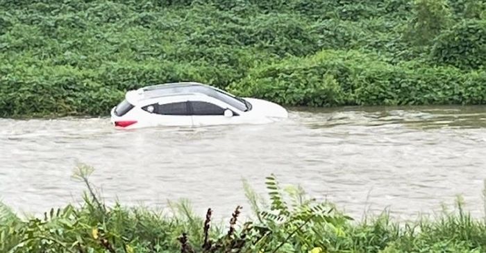 “벌써부터 힌남노 사고”...울산서 잠수교 건너던 SUV, 불어난 하천에 떠내려가