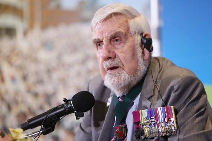 한국땅에 묻힌 영국인 6.25 참전용사는 여왕이 준 ‘이것’까지 우리나라에 기증했습니다