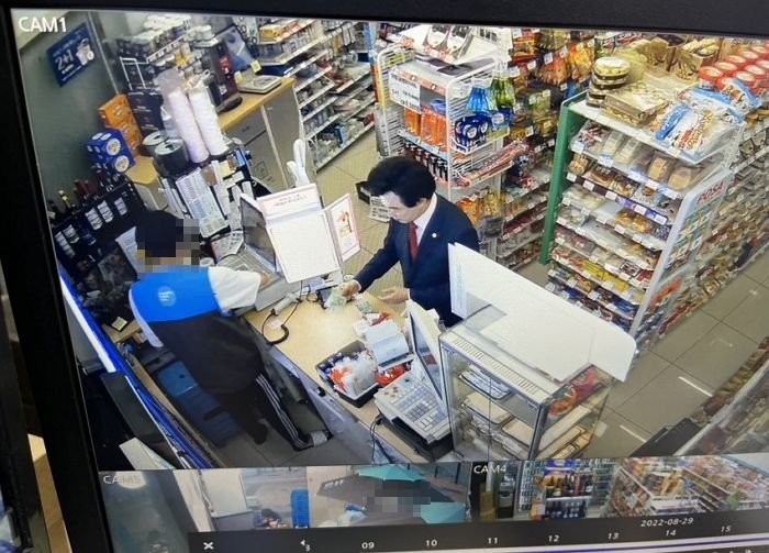 노마스크로 ‘삼각김밥+우유’ 사러갔다가 편돌이한테 정체 딱 들킨 허경영