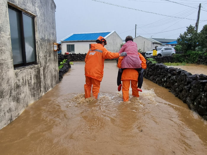 ‘본격 상륙’ 전인데도 제주 할퀴는 태풍 힌남노...“할머니·할아버지가 위험해요”