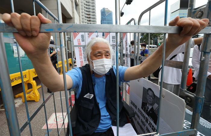 ‘초강력 태풍’ 힌남노 북상 중인데...전장연, 출근길 지하철 탑승 시위 열었다