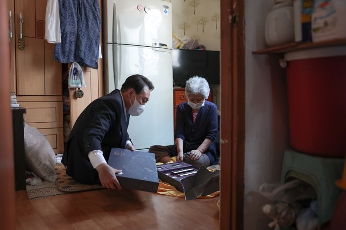 윤 대통령에 ‘추석 선물’ 받은 어느 시민이 중고나라에 직접 올린 ‘되팔이’ 가격