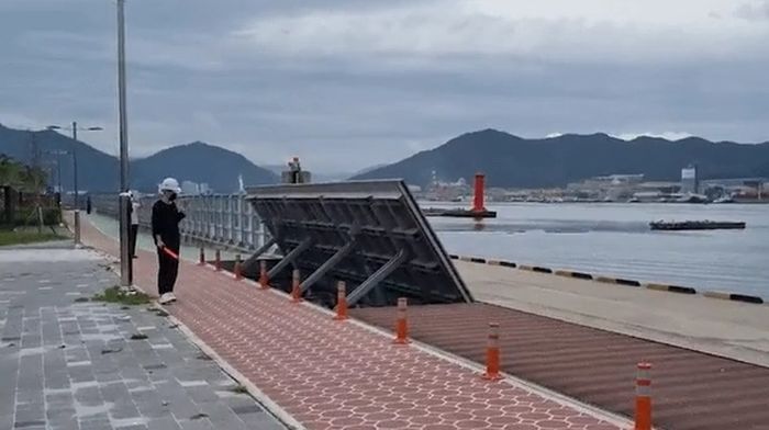 태풍 상륙하는 경남 마산...바닷물 어떻게 막나 했더니 ‘트랜스포머(?)’가 나타났어요 (영상)