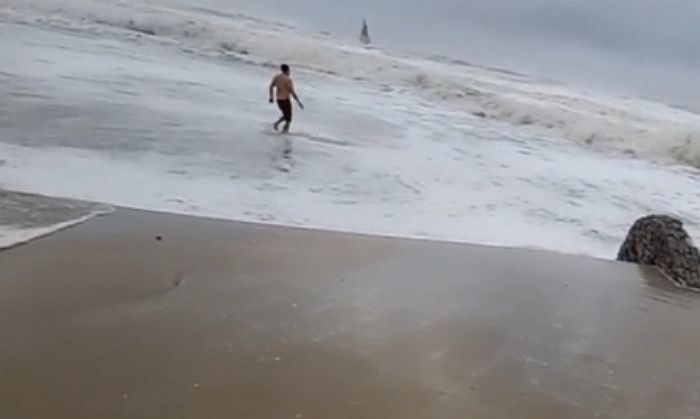 ‘힌남노’ 상륙한 해운대 앞바다에 입수한 외국인의 최후...“부산 남자들은 결국 참지 못하고”