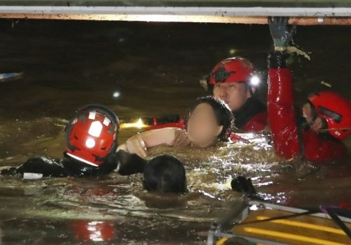 포항 지하주차장 실종자 9명 구조...2명 극적 생존·7명 심정지