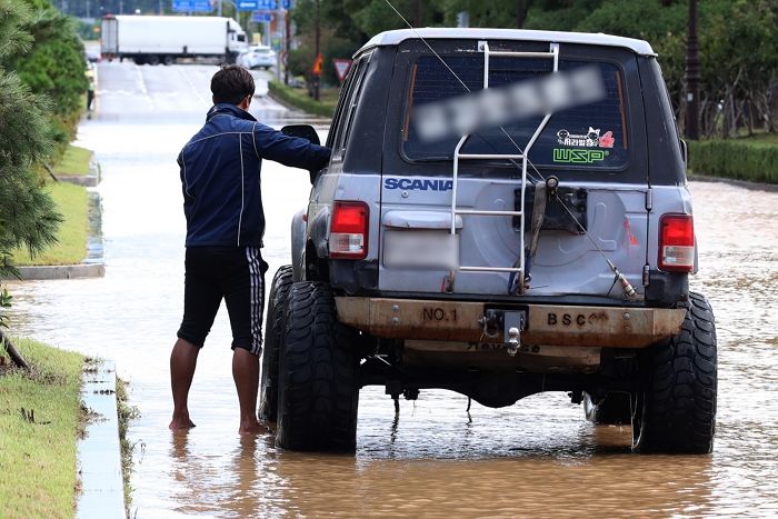 “아쿠아맨이 저를 살렸습니다”...경주 침수차에 갇힌 시민들 구하고 홀연히 사라진 청년의 정체