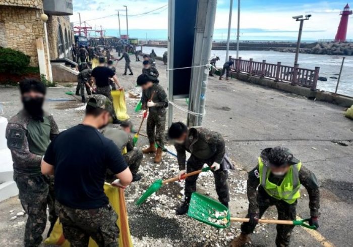 육군 장병들, 추석 휴가도 미뤄두고 ‘힌남노’ 피해 주민들 찾아 대민지원 구슬땀