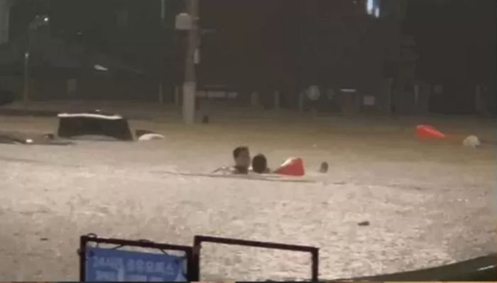 “엄마 생각났다”...폭우로 목까지 찬 흙탕물 헤치고 한 생명 구해낸 20대 청년