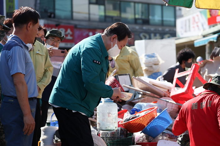 ‘포항 침수’ 현장서 가구 옮기는 해병대원 본 윤 대통령...“나와 보게” 하더니