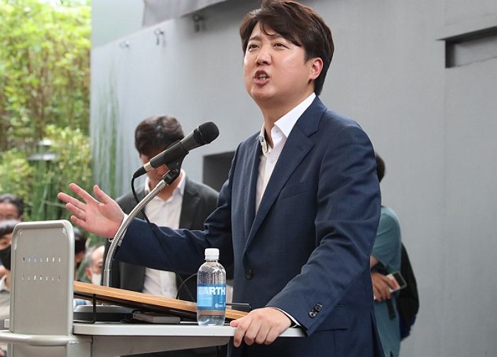 尹 겨냥 이준석 “돈에 관심 없다는 사람, 돈에 미친 사람”