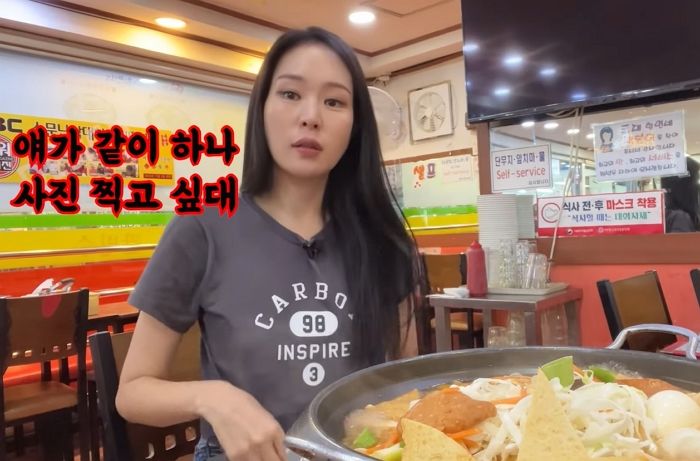 떡볶이 먹는데 식당 주인이 막무가내 팬 서비스 강요하자 ‘미자♥김태현 부부’ 이렇게 반응했다