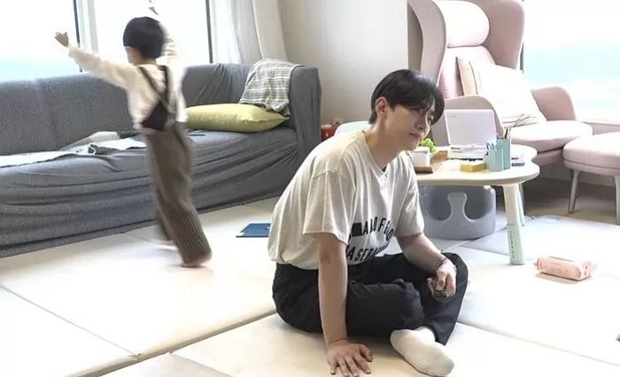 “추석에 조카들 왔죠?”...‘종이 벌레’ 하나면 최소 2시간은 조용합니다 (제조방법)