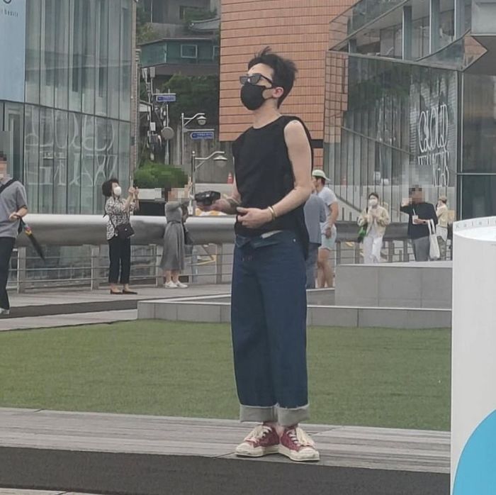 마스크 쓰고 한남동 출몰하는 역대급 슈스...“알아보면, 다 사진 찍어줘요”