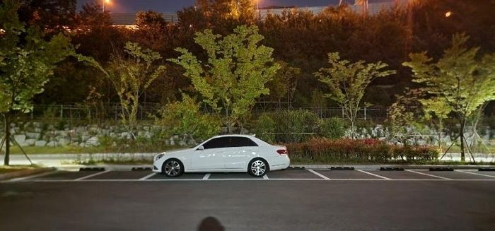 3칸에 가로 주차 일삼은 ‘민폐 주차’ 벤츠 차주, 주민 참교육에 ‘경찰 신고’ (영상)