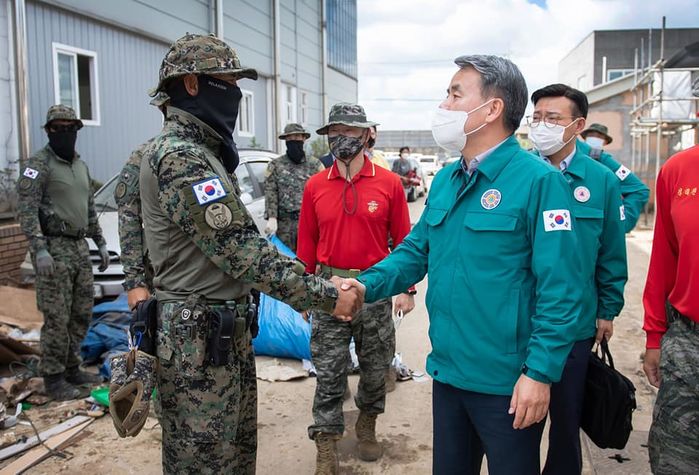 추석에도 못쉬고 수해복구하는 장병들 직접 ‘위로’ 하러, 현장 간 국방부 장관