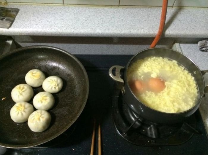 논란 중인 ‘비빔면+계란’ 같이 삶기...“효율적인 요리법 vs 식중독 가능성”