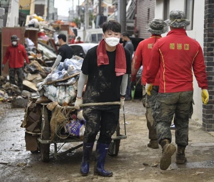 장화 신고 빨간 수건 두른채 수해현장 나타나 허리 한번 안펴고 일한 유명 정치인