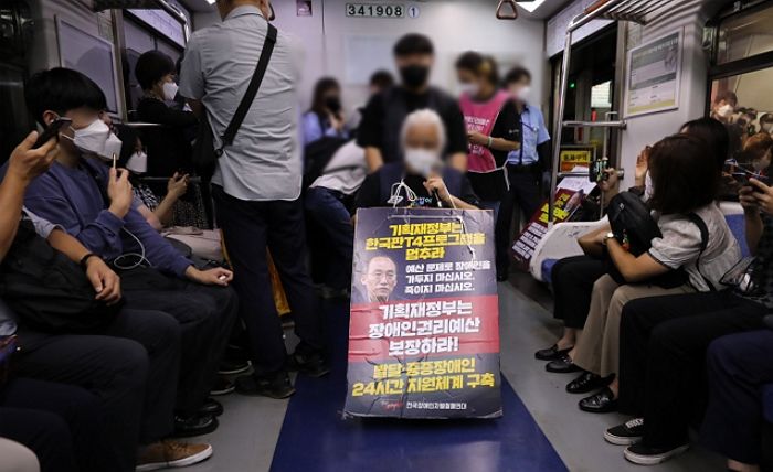 추석연휴 끝나고 첫 출근길에...전장연, ‘지하철 탑승시위’ 재개