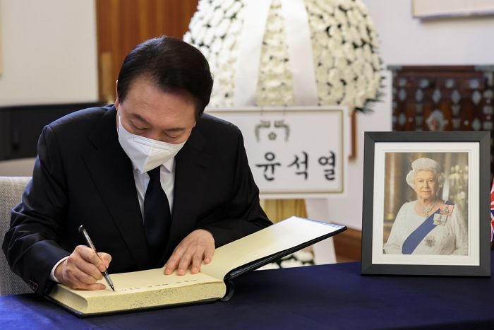 북한도 초청받았는데...엘리자베스 여왕 ‘장례식’ 참석 거부 당한 ‘국가 지도자’ 5명은 누구?