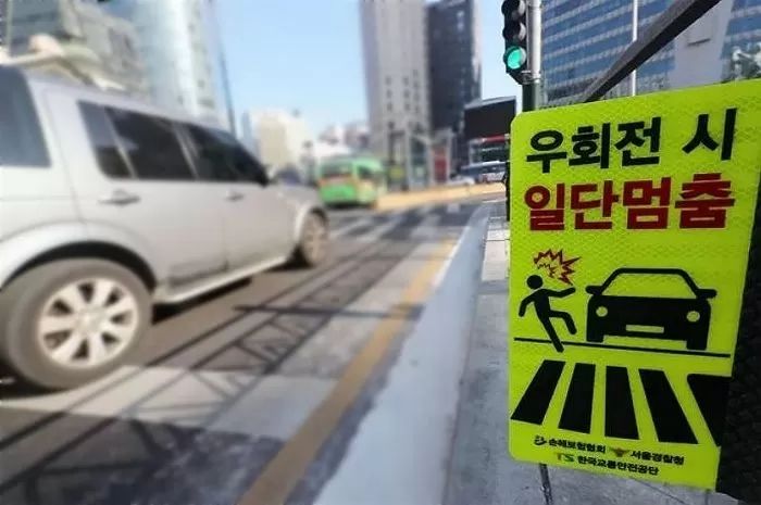 “우회전 차량, 횡단보도 앞에서 이 행동했더니 모두가 그대로 멈췄다”