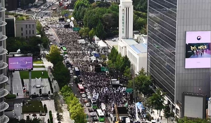 “주 4.5일 해달라” 연봉 1억 노조, 도로 점거하고 시위...시민들 반응은