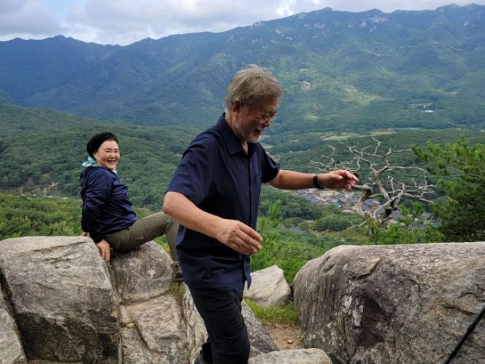 아내 김정숙 여사와 함께 등산 갔다가 바위를 본 문재인 전 대통령...이런 반응 보였다
