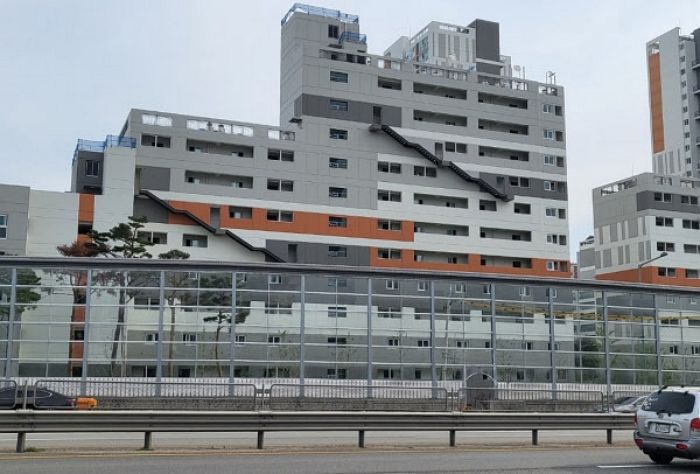 “위험하게 이게 뭔가요?”...LH 임대 아파트 ‘계단’의 충격적인 용도