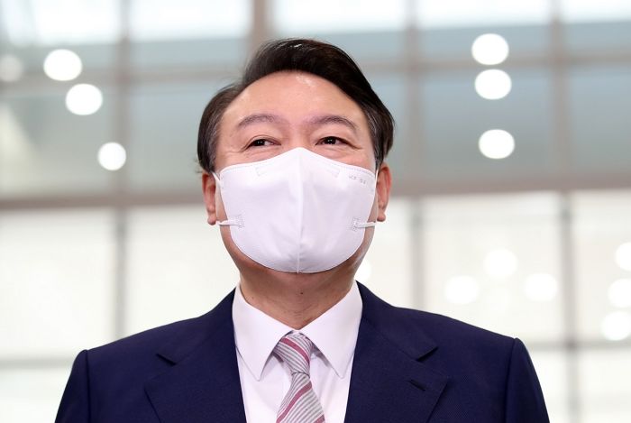 “대통령님 많이 바쁘시죠?”...뒷머리에 ‘까치집’ 짓고 출근한 尹 대통령