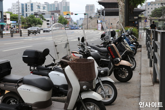 도로에 돌 던져 배달하던 20대 사장 숨지게 한 공무원...법원은 ‘이런 판결’ 내렸다