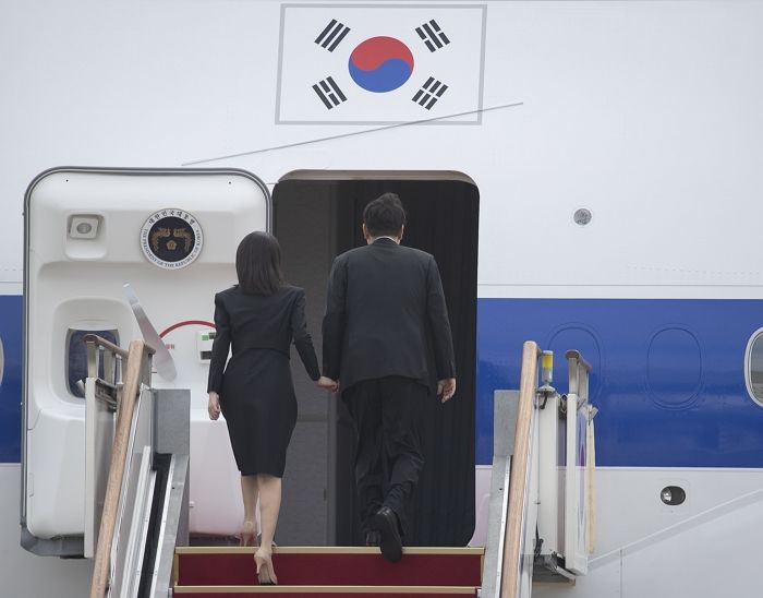 첫 순방 떠난 윤석열 대통령, 김건희 여사 손 꼭 잡고 전용기 올랐다