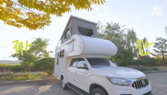 “과태료 300만원 내세요”...강원도 도로 한가운데 주차해 ‘차박’ 하는 카니발 빌런