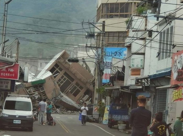 방에서 게임하다 지진 느껴지자 할머니 지키려 뛰어나간 손자...몸 던져 ‘이렇게’ 행동했다