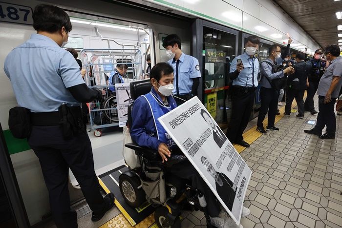잠시뒤 전장연이 O호선에서 ‘지하철 시위’ 합니다...“아침부터 ‘헬요일’”