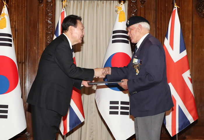 6·25 참전용사 만나 직접 포장 수여하고 90도 폴더 인사한 윤석열 대통령