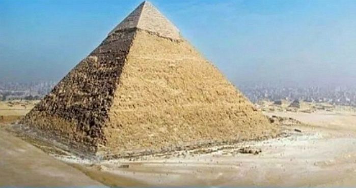 이집트 피라미드는 원래 햇빛 받으면 반짝반짝 빛나는 ‘하얀색’인 거 알고 있었나요?