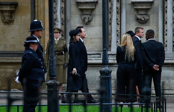검은 원피스 입고 등장한 김건희 여사, ‘망사포’까지 쓴 이유는요