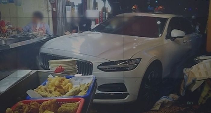 만취 운전한 40대 여성이 몬 ‘볼보’ 승용차 분식집 돌진...7명 부상