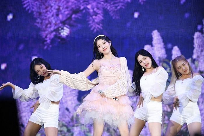 ‘아이유 콘서트’ 갔다가 눈물 쏟은 후배 가수들, SNS에 이런 글 남겼다